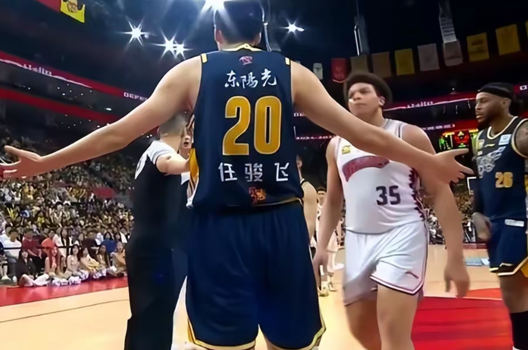 风波过后球员表现稳定，带领球队取胜